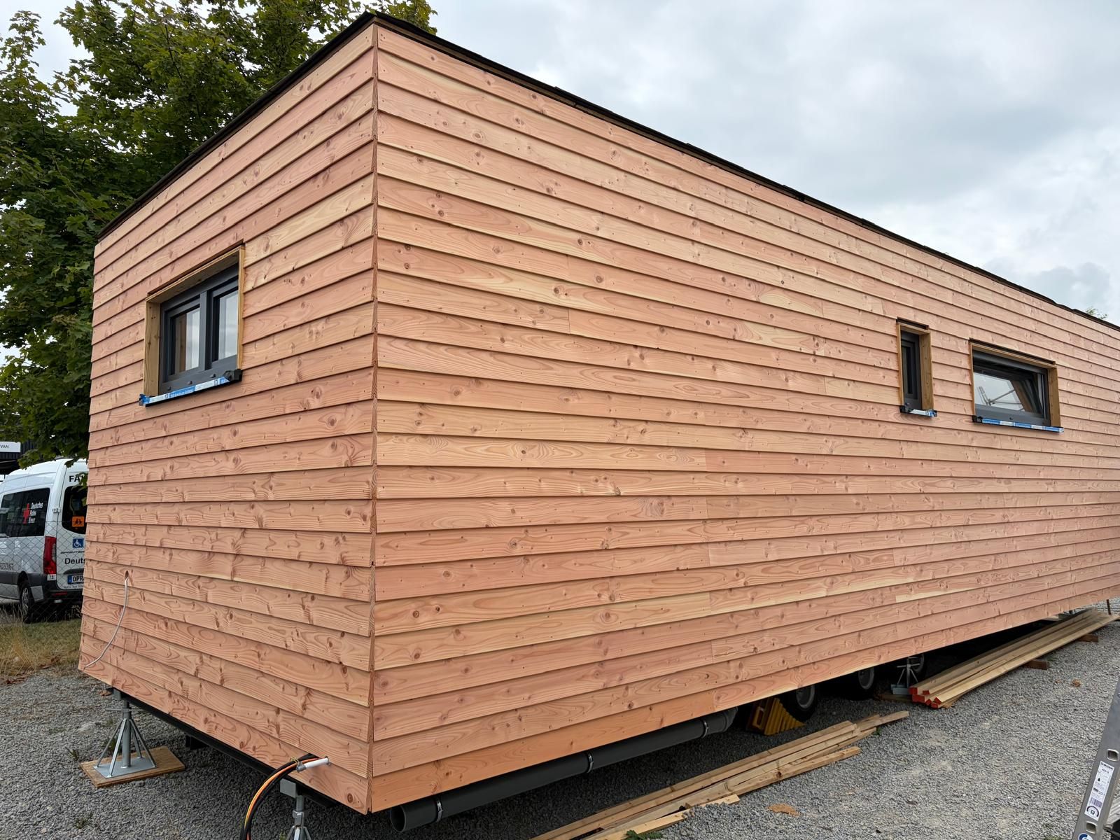 Ein neues Tiny House mit Holzfassade
