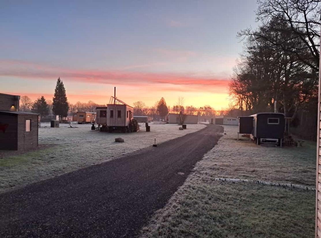 Raureif und Sonnenaufgang über der Siedlung