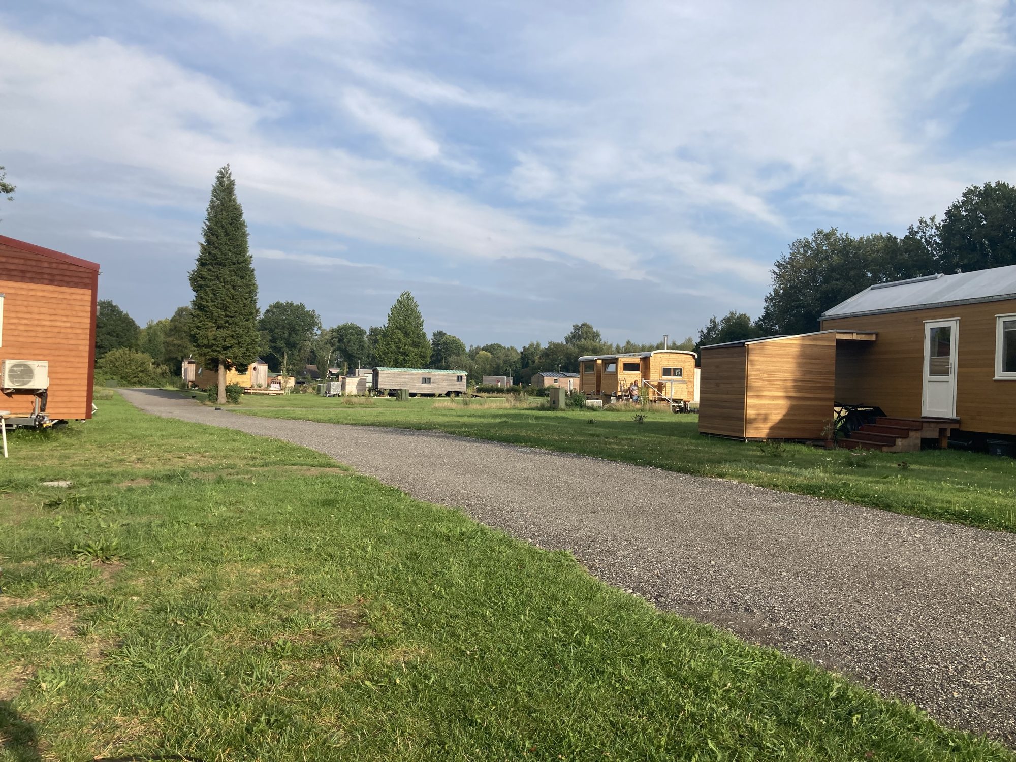 Tiny Houses entlang des Schotterwegs durch die Siedlung