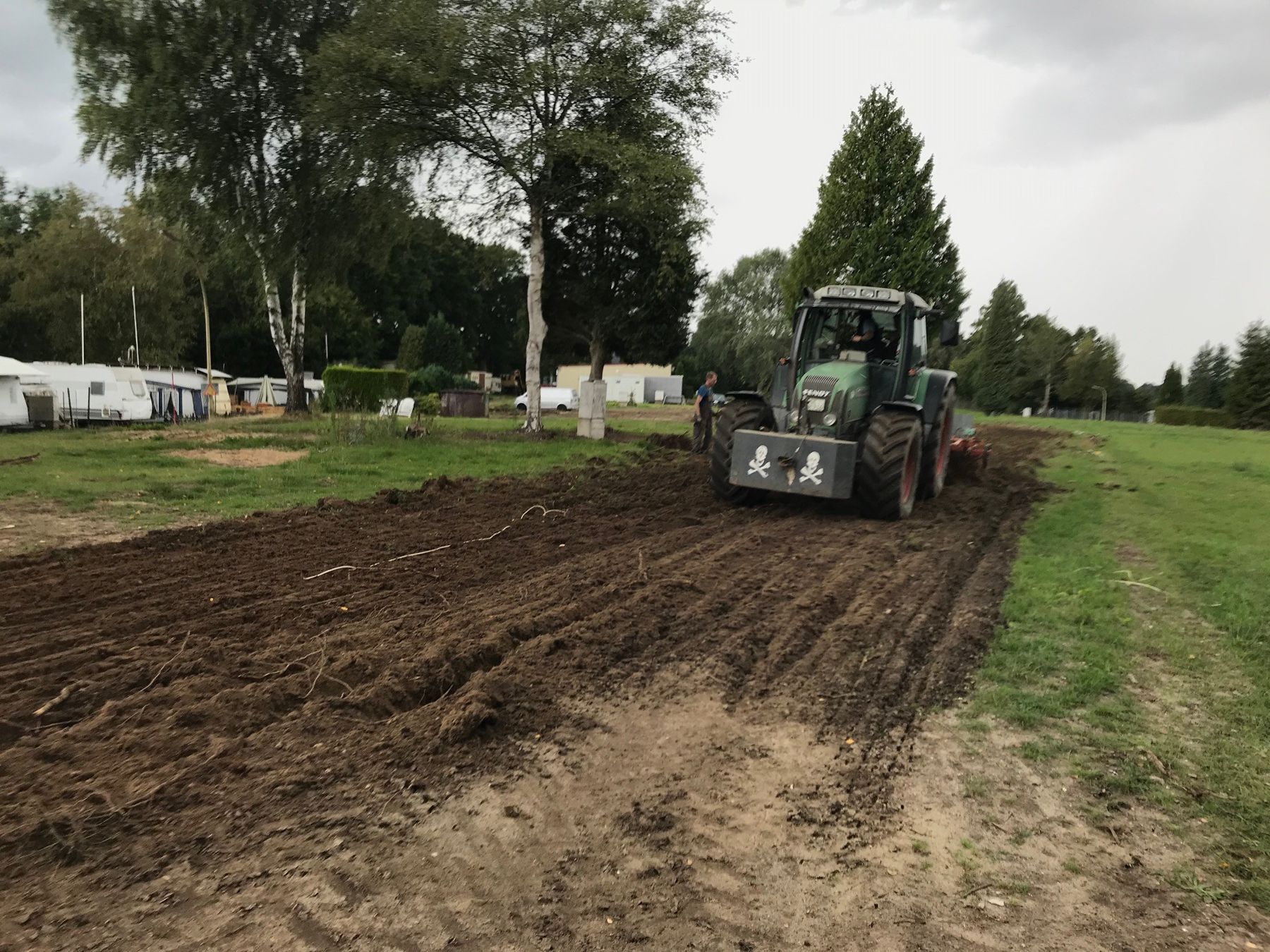 Der Boden wird mit dem Traktor bearbeitet