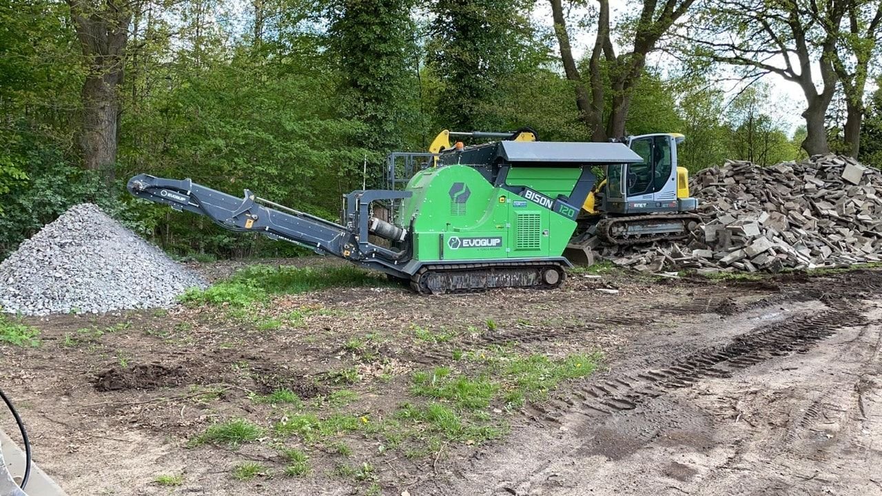Bauschutt wird vor Ort zerkleinert