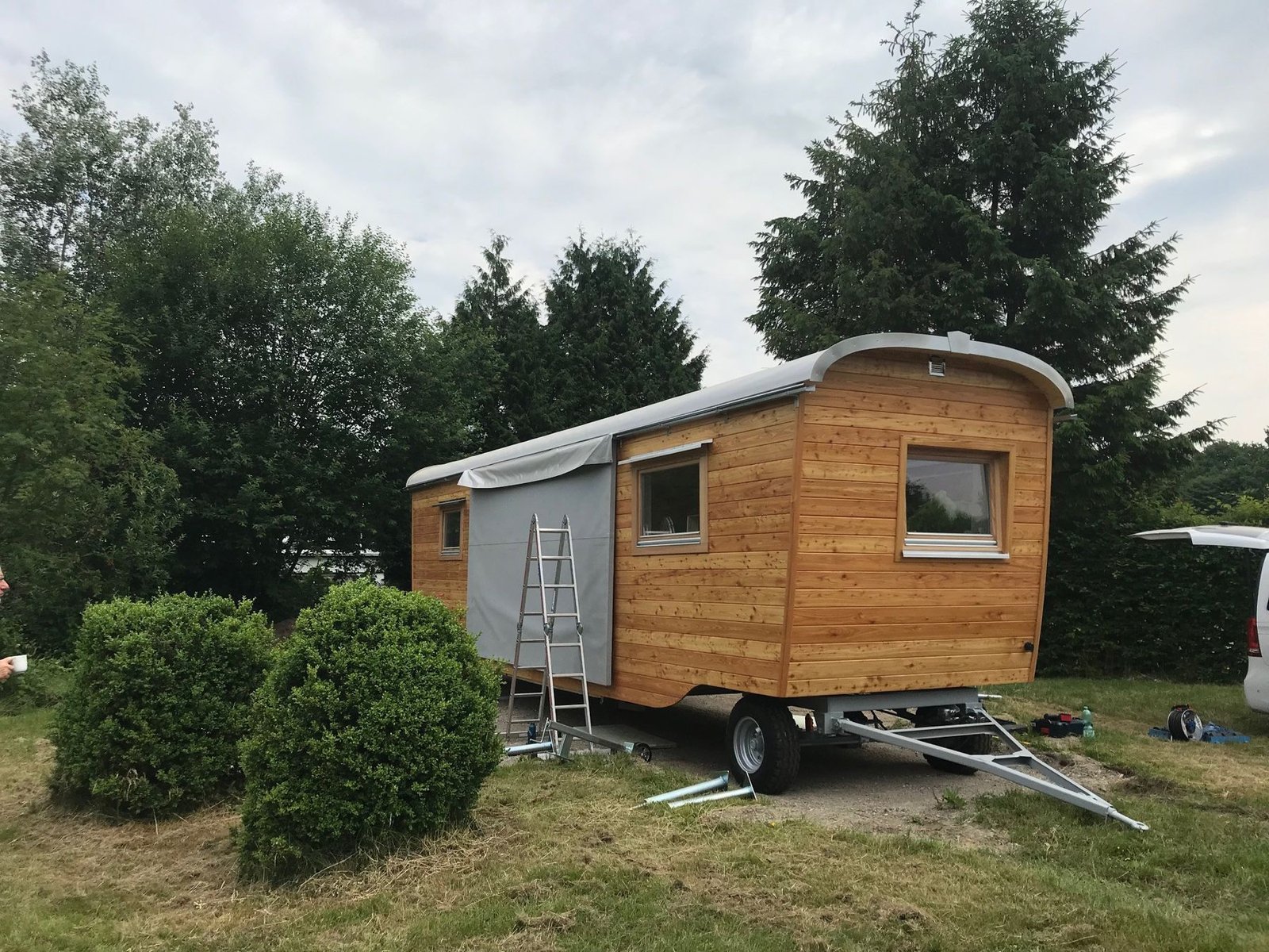 Ein Tiny House auf Rädern zieht ein