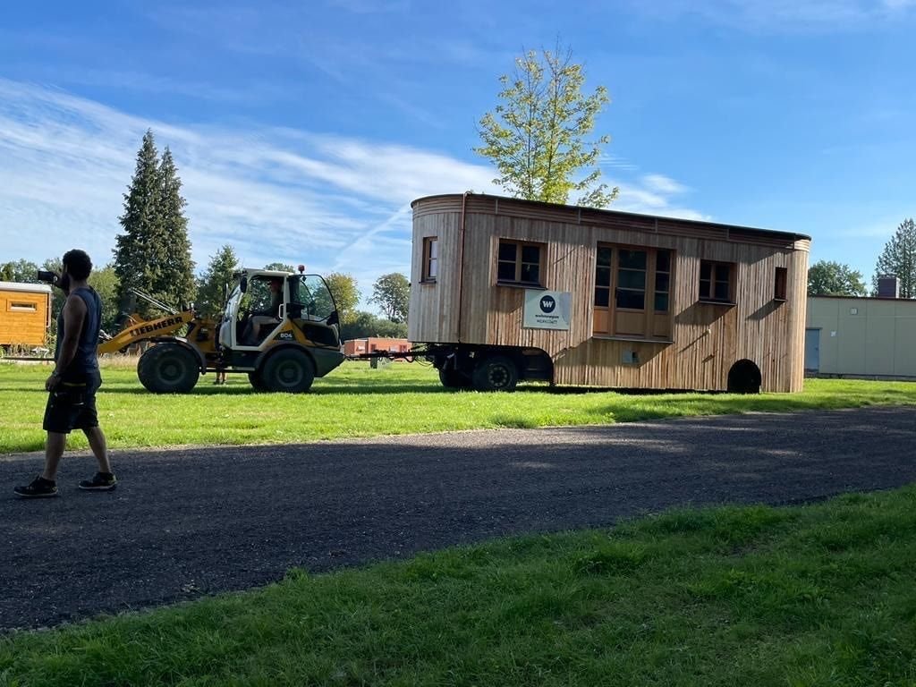Ein Tiny House wird an seinen Platz gezogen