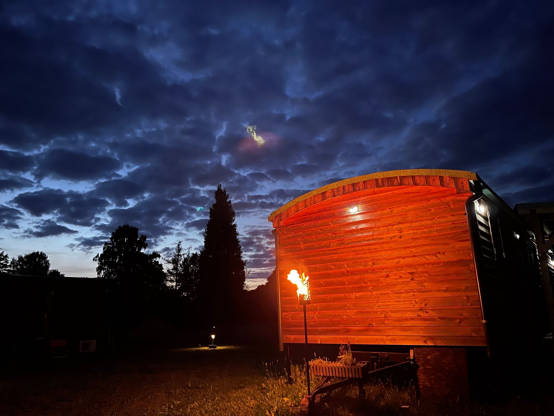 Ein Tiny House auf Rädern im Abendlicht