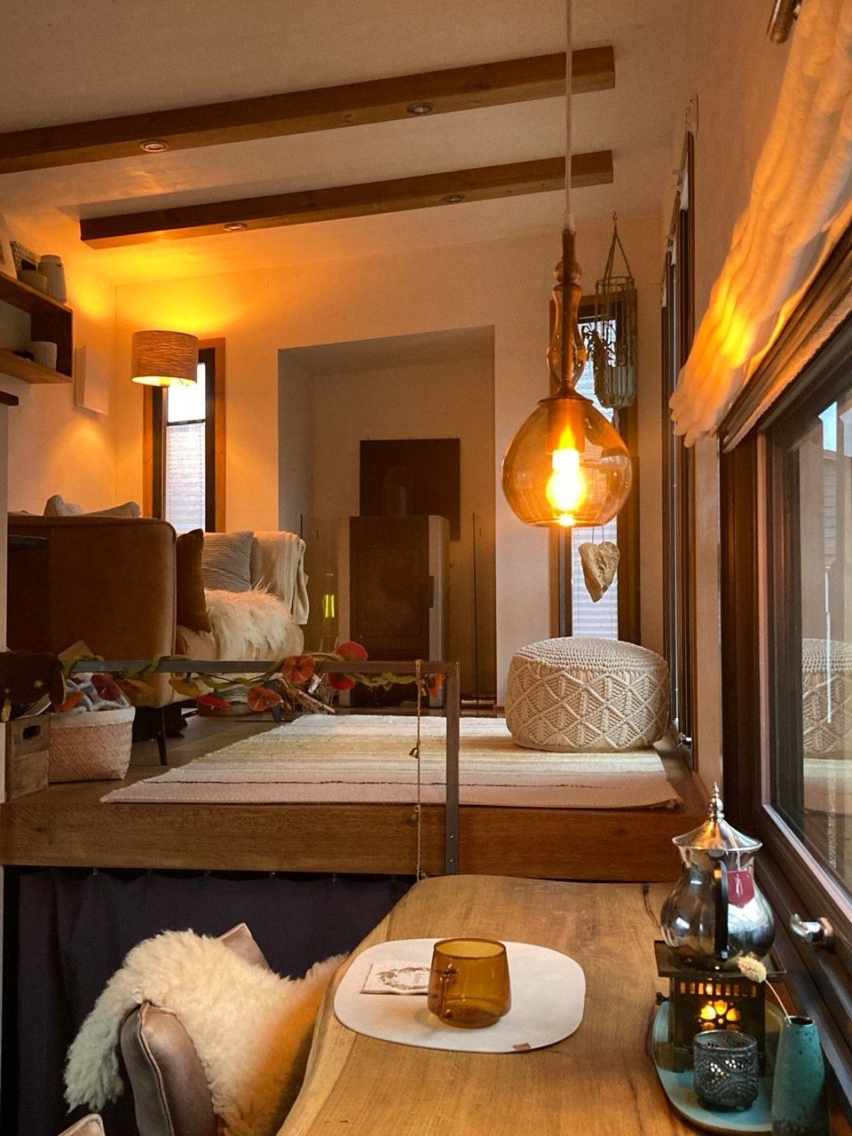 Blick in ein Tiny House: Küche, Esstresen und Wohnzimmer
